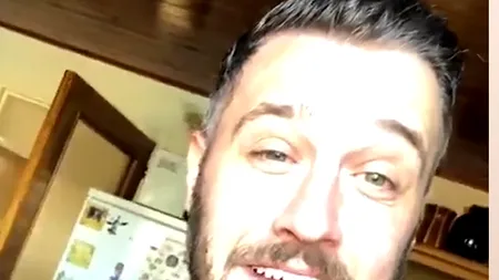 Un bărbat s-a trezit într-o casă necunoscută după ce petrecuse o noapte de dezmăț. Reacția proprietarilor este surprinzătoare - VIDEO