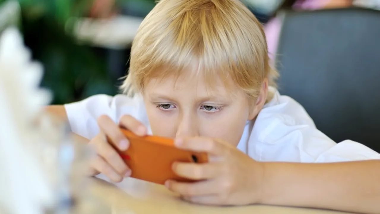 Opt din zece copii români au cont pe rețelele de socializare. Efectul acestei mode asupra dezvoltării celor mici