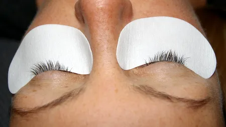 Pericolul ascuns în spatele extensiilor de gene. Ce a descoperit o femeie în urma unui control medical