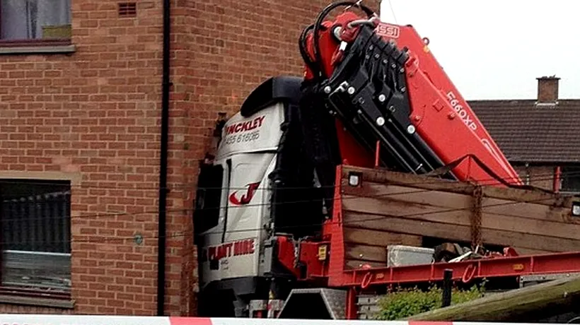 O femeie din Anglia și-a salvat miraculos fiica din fața unui camion de 32 de tone. GALERIE FOTO