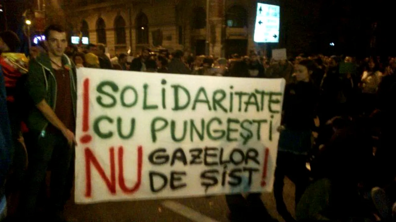 Peste 100 de persoane protestează la Universitate, împotriva gazelor de șist. Jandarmii i-au împiedicat să ocupe carosabilul