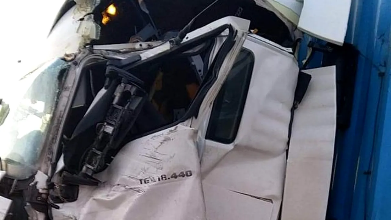 Șofer de TIR, grav rănit după ce a intrat într-un copac de pe marginea unui drum județean din Teleorman