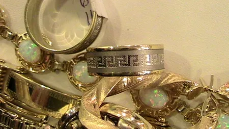 Bijuterii în valoare de 60.000 de dolari, confiscate de vameșii de la Otopeni