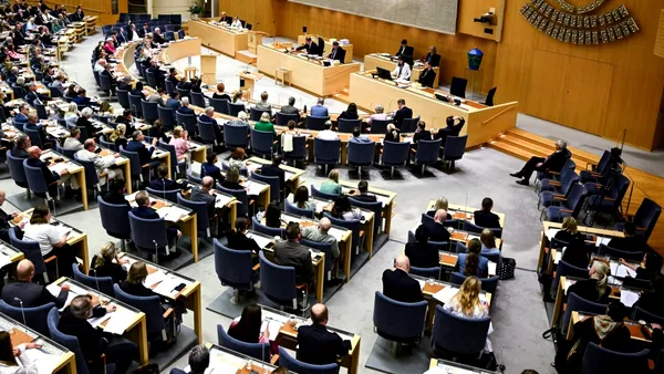 Suedia înăsprește politica de imigrație. Parlamentul aprobă revocarea permiselor de ședere și obligă funcționarii să raporteze migranții fără acte