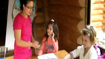 O învățătoare din Suceava și-a transformat sufrageria în sală de clasă: „Dimineața e școală, după-amiaza e casă