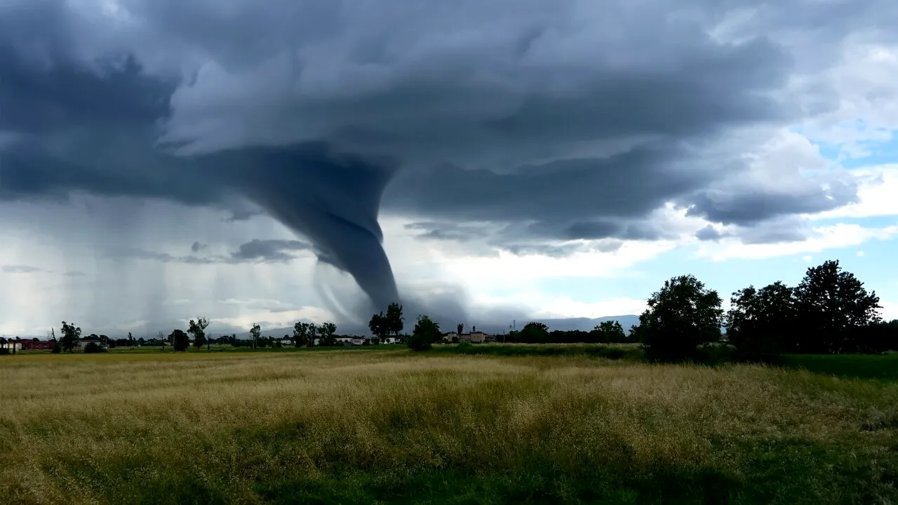 Tornadă atipică în județul Mureș. Avertizarea transmisă de meteorologi: „Ne apropiem de sezonul furtunilor de vară”