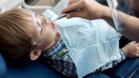 Un dentist din Iași a scăpat în gura unui copl de 5 ani un dispozitiv metalic, iar acesta l-a înghițit: „Au început brusc să îl lovească peste spate”