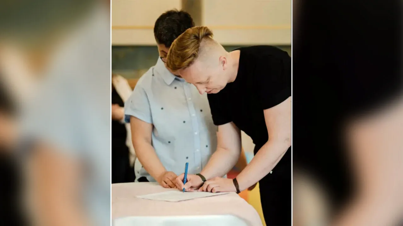 Primele familii de același sex cer statului român transcrierea certificatelor de căsătorie. Renate Weber cere modificarea Codul Civil