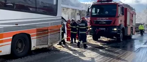 FOTO | Incendiu la un autocar în care se aflau 25 de copii și 13 adulți, în județul Maramureș