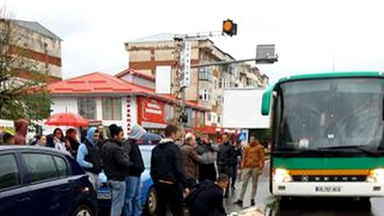 O femeie accidentată grav, dusă cu duba la spital pentru că ambulanțele nu erau disponibile. Victima a murit ulterior. Primar: De la spital ne-au spus că nu au voie să trimită medic