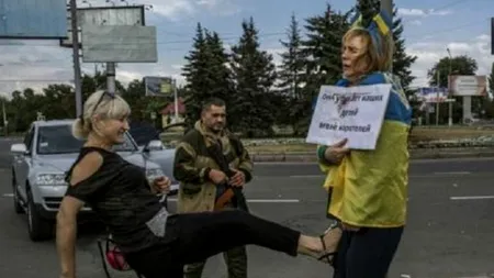 Povestea femeii umilite de separatiști în centrul Donețkului. „Am fost amenințată că dacă deschid gura, fata mea de 15 ani va fi nu pur și simplu violată, ci violată până va muri