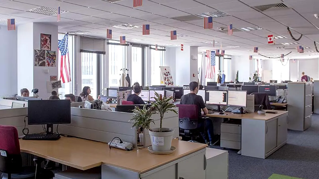 Studiu. Două treimi dintre companii vor să-și recheme salariații la birou. Jumătate dintre angajați ar prefera să rămână acasă