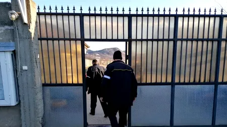 Evadare periculoasă din Centrul pentru Străini din județul Arad. Bărbatul care a trecut de sârma ghimpată, în vizorul SRI. Filtre multiple în zonă