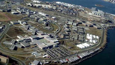 Orașul New York, dat în judecată pentru abuzurile asupra minorilor de la închisoarea Rikers Island