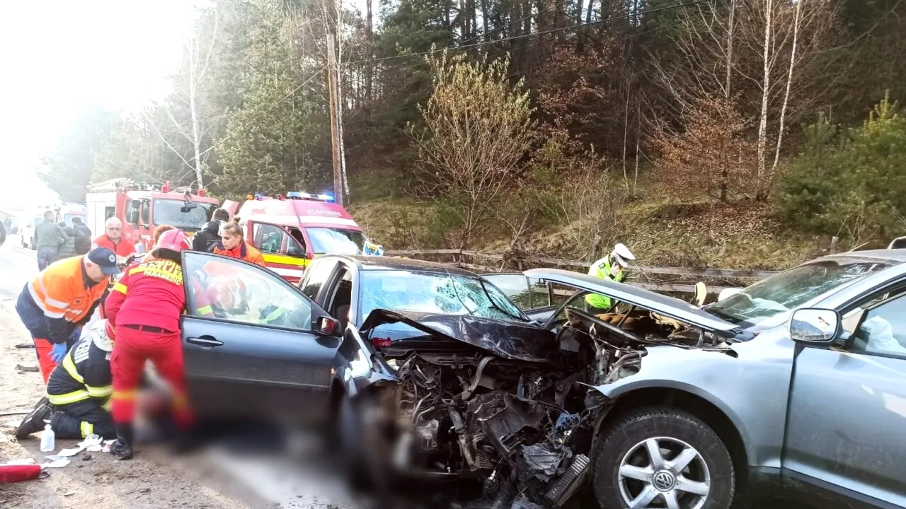 Ciocnire frontală între două mașini, în Alba. Patru persoane rănite, transportate la spital - FOTO