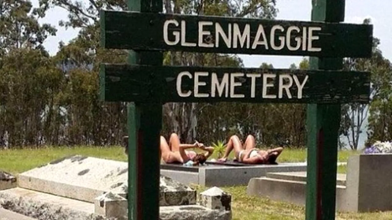 Gestul scandalos făcut de două femei într-un cimitir