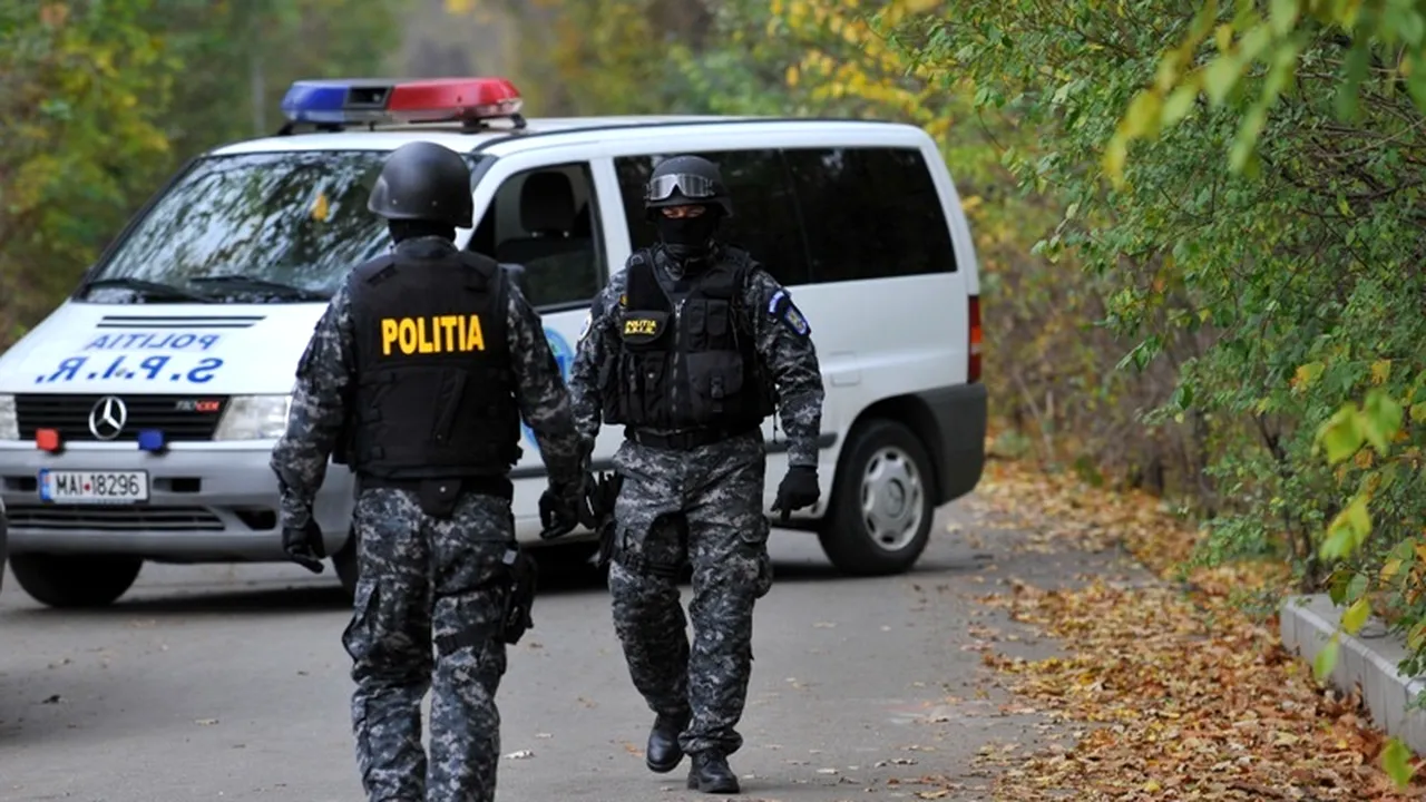 Urmărire cu focuri de armă pe străzile din București. Suspecții urmăriți au fost prinși, după ce au intrat cu mașina într-o autoutilitară a Poliției