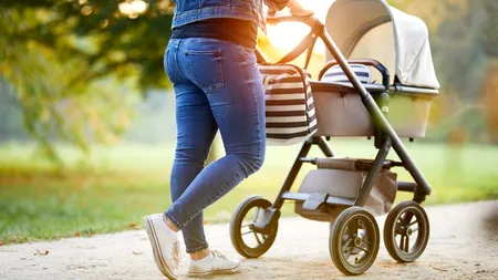 O femeie din Cluj-Napoca, discriminată pentru că voia că intre cu căruciorul de copii în magazin: „M-am simțit îngrozitor, discriminată, înjosită și făcută hoață”
