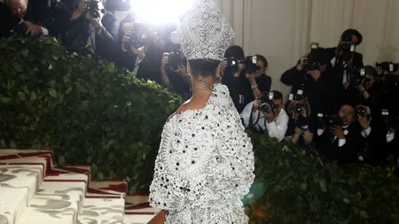 Modă dusă la extrem la Met Gala de la New York. Madonna și Rihanna, „preotese