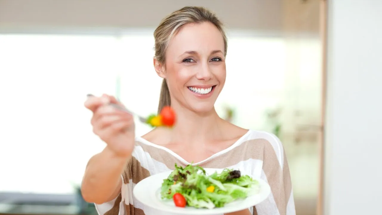 Top 9 alimente sățioase care nu îngrașă, ideale pentru consumat vara: „Fericiți și cu burta plină…chiar se poate!”