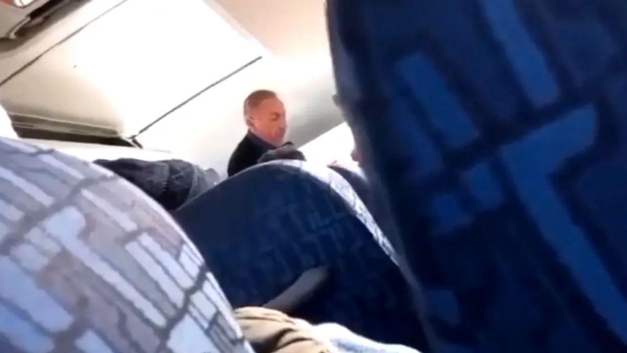 VIDEO: „Stai pe scaun, cum îți spun eu!”. Șoferul unui microbuz din Onești, filmat cum lovește o bătrână cu pumnii în cap. Atenție! Imagini șocante