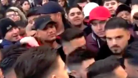 VIDEO BĂTAIE generală din cauza rivalității unor vedete Youtube. Poliția a folosit GAZE lacrimogene pentru a calma mulțimea