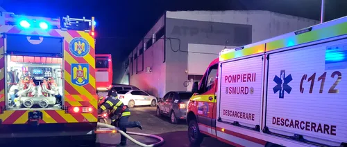 FOTO - Incendiu la un service auto din Constanţa. O mașină a ars în totalitate, iar alte 14 au fost afectate de temperatură și fum