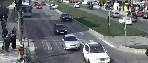 Cascadorie ca-n filme: O mașină ZBOARĂ peste un scuar, din cauza vitezei - VIDEO