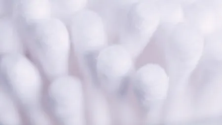 Produsele din plastic vor fi interzise începând cu 3 iulie. Beţişoarele de urechi vor dispărea din magazine