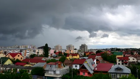Anunț de la meteorologi: Cod portocaliu de furtuni în trei județe din țară. Până când este valabilă avertizarea