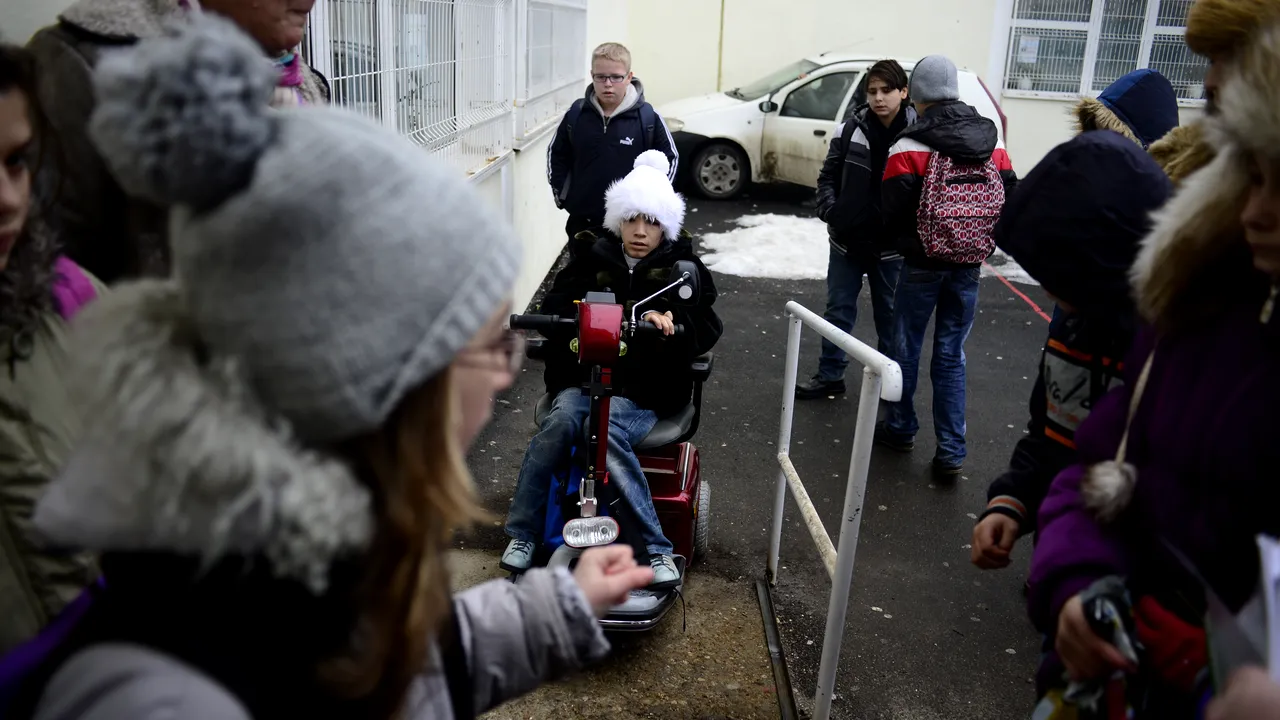 Elevii unui liceu din Cluj învață în condiții inumane, pentru că modernizarea școlii lor nu a fost încă finalizată