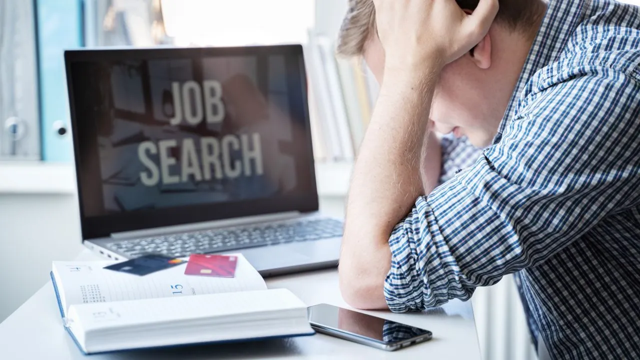 STUDIU | 60% dintre tinerii români Millennials și din generația Z vor un program flexibil și să lucreze parțial de acasă. Câte zile pe săptămână vor să meargă la birou