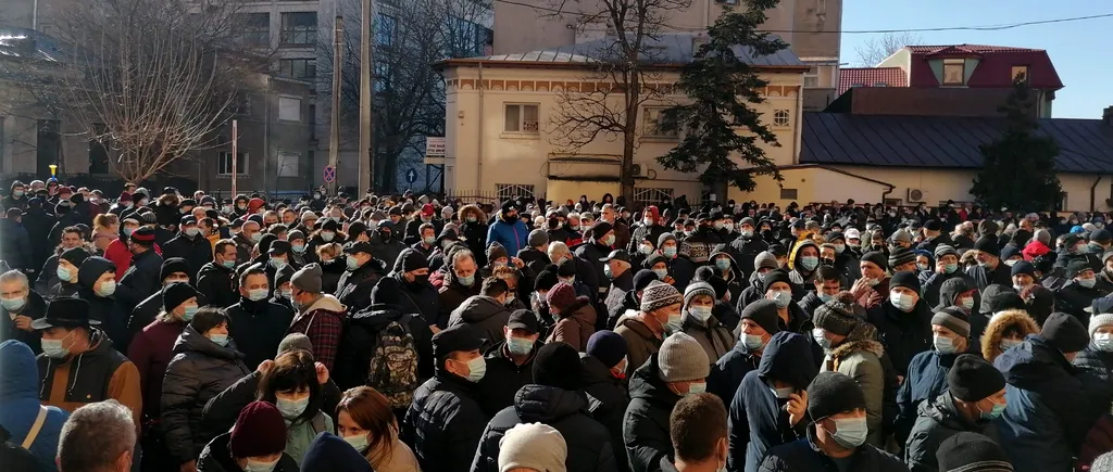 VIDEO | Sute de angajați STB protestează în fața sediului Societății. Ce se întâmplă cu transportul public din București
