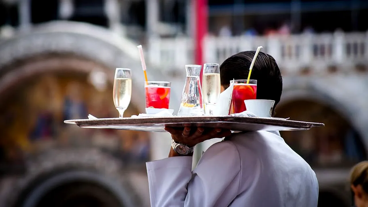 Litoral fără personal. 20.000 de locuri de muncă disponibile la mare! / Ce SALARIU are promis un ospătar