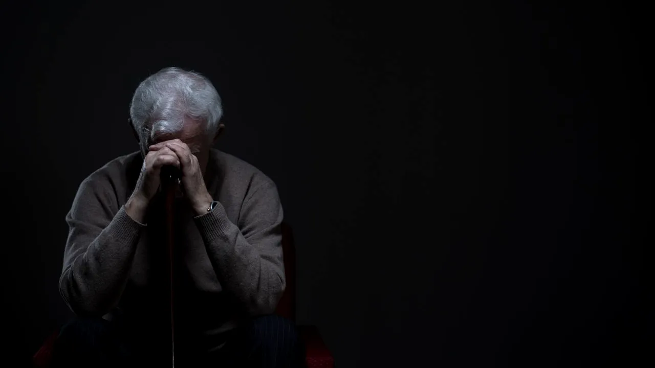 Bătrân de 82 de ani, păcălit să trimită 700.000 de lei către o fundație care nu exista