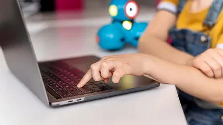 (P) Laptopul copilului tău e pregătit pentru școală? Checklist-ul părinților responsabili