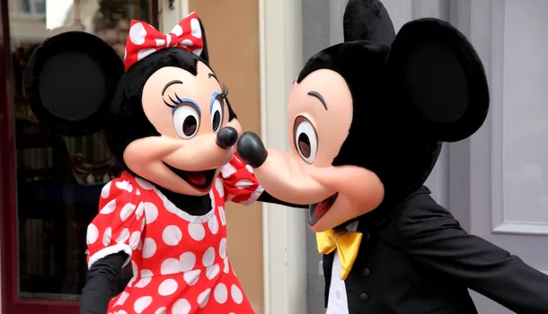 <span style='background-color: #dd9933; color: #fff; ' class='highlight text-uppercase'>ACTUALITATE</span> Doi ROMÂNI costumați în Mickey și Minnie Mouse, prinși jefuind turiștii în timp ce făceau poze cu ei