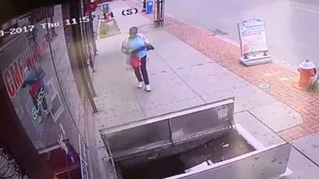 Această femeie butona telefonul mobil fără a bănui ce va păți peste câteva secunde. Imaginile șocante surprinse de camere. VIDEO