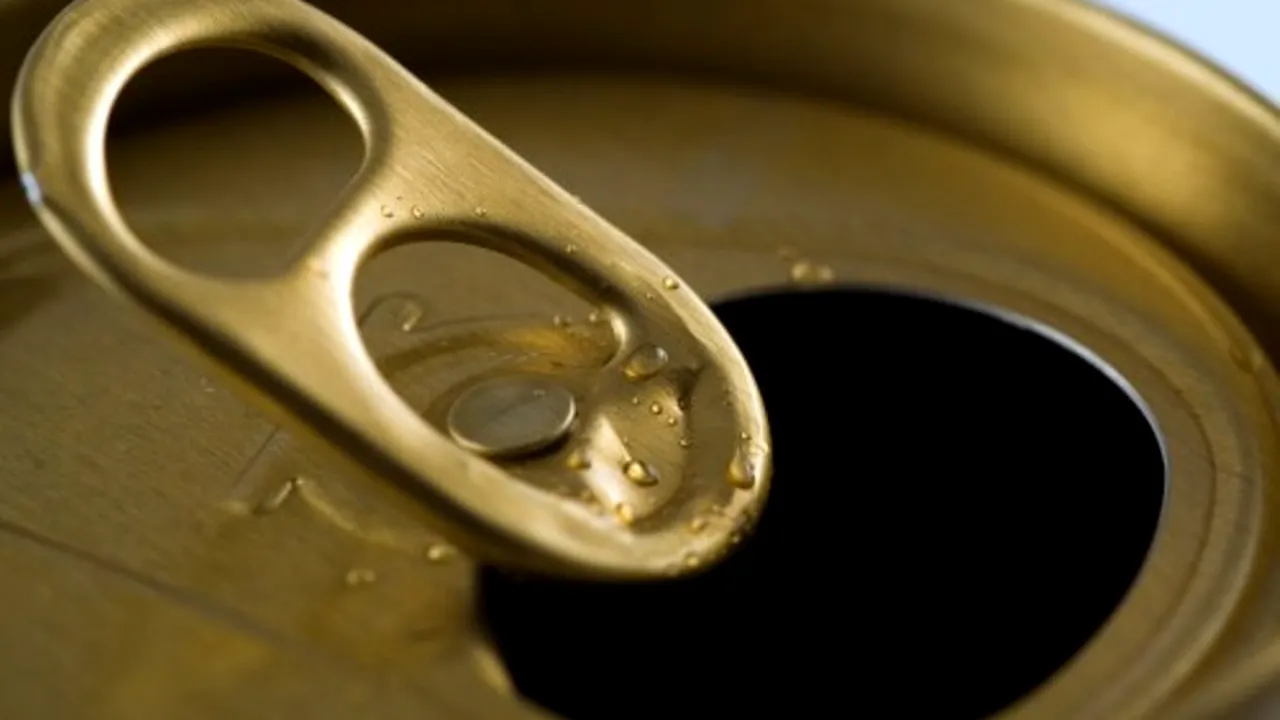 A vrut să se răcorească, dar a avut o surpriză. Ce a găsit un bărbat pe fundul cutiei de bere