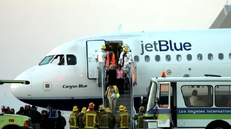 Două femei au fost reținute după ce s-au bătut într-un avion, în Statele Unite. Un bărbat care a vrut să le despartă, tăiat cu o lamă