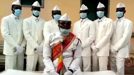 VIRAL. Celebrii dansatori africani cu sicriul, avertisment pentru lumea întreagă: „Stați acasă sau o să dansați cu noi!” Cine sunt binecunoscuții „gropari” - VIDEO