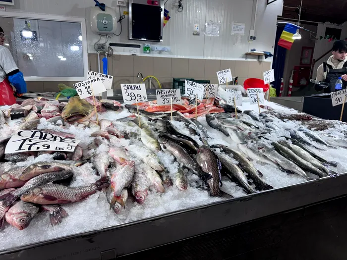 Care sunt prețurile în prag de sărbători în cea mai mare piață din București. Cu cât se vinde un kilogram pește proaspăt la Obor
