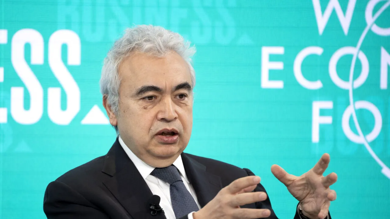 Șeful AIE avertizează că rezervele globale de petrol mai ajung doar pentru câteva săptămâni. Ce cantități uriașe a scos agenția pe piață până acum