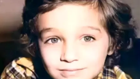 Îl recunoști? Băiețelul din imagine este un mare prezentator în România. Îl cunoști de la Antena 3