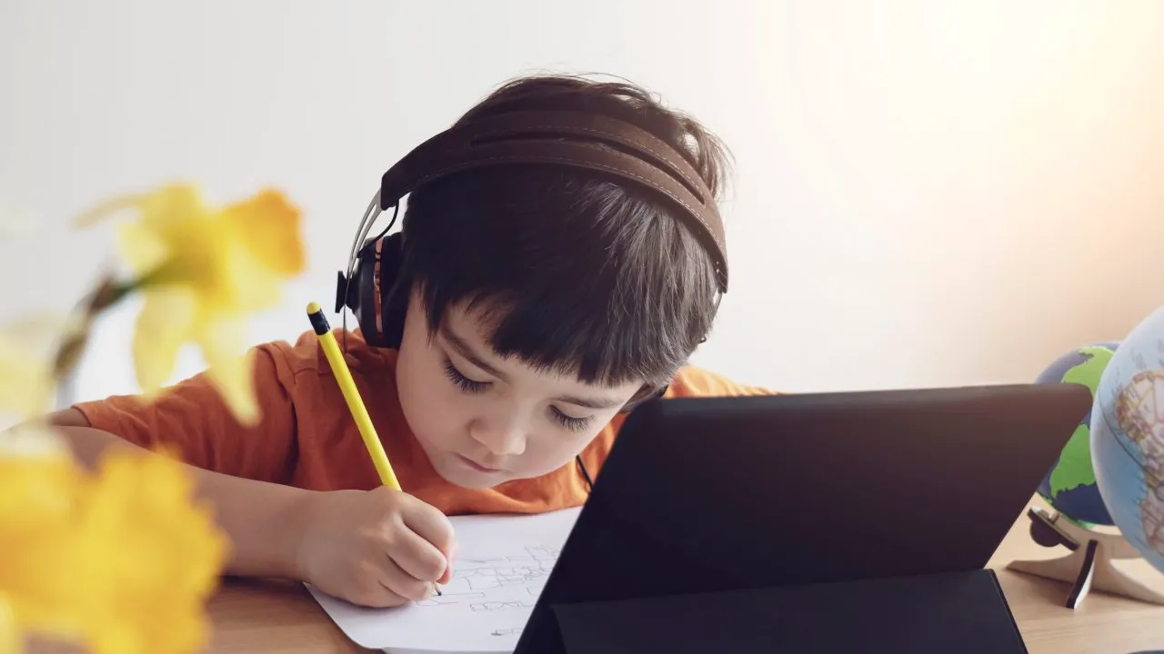 Aproape 90 de unități școlare din Capitată și 5.000 din țară vor funcționa online săptămâna viitoare, pentru că rata de vaccinare a personalului este sub 60%