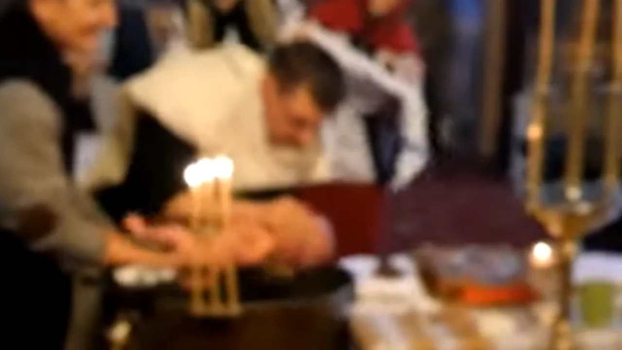 Imagini din timpul botezului în urma căruia un bebeluș a decedat! Preotul nu ar fi făcut scufundarea pruncului așa cum ar trebui - VIDEO