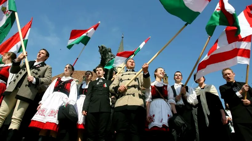 Peste 10.000 de oameni la manifestările de Ziua maghiarilor, de la Târgu Secuiesc. Vicepremierul Ungariei a defilat călare
