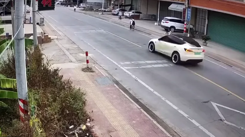 Grav accident produs în China de o mașină Tesla scăpată de sub control. A făcut prăpăd: doi morți și trei răniți! | VIDEO