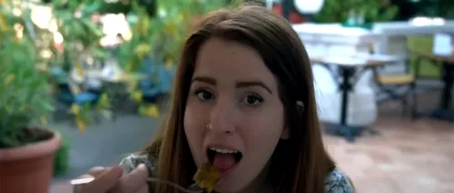 VIDEO. Cum a reacționat turista britanică din imagine, după ce a mâncat sarmale cu mămăliguță în România: „Au gust de...”