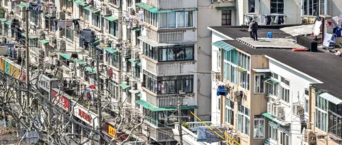 VIDEO | Milioane de chinezi din Shanghai își strigă disperarea pe la geamuri. Orașul este în lockdown total din cauza Covid-19 și mulți locuitori au rămas fără provizii